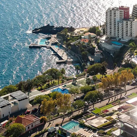 Savoy Monumentalis I By An Island Apartment *